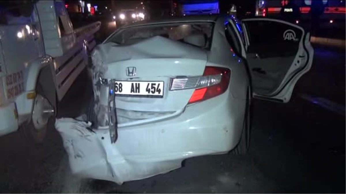 Aksaray\'da Servis Minibübü ile Otomobil Çarpıştı: 6 Yaralı