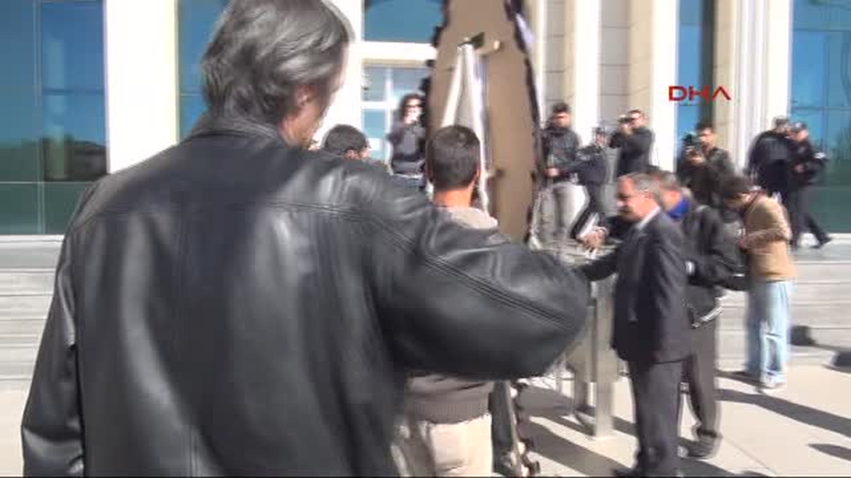 CHP\'den Sivas Adliyesine Siyah Çelenk
