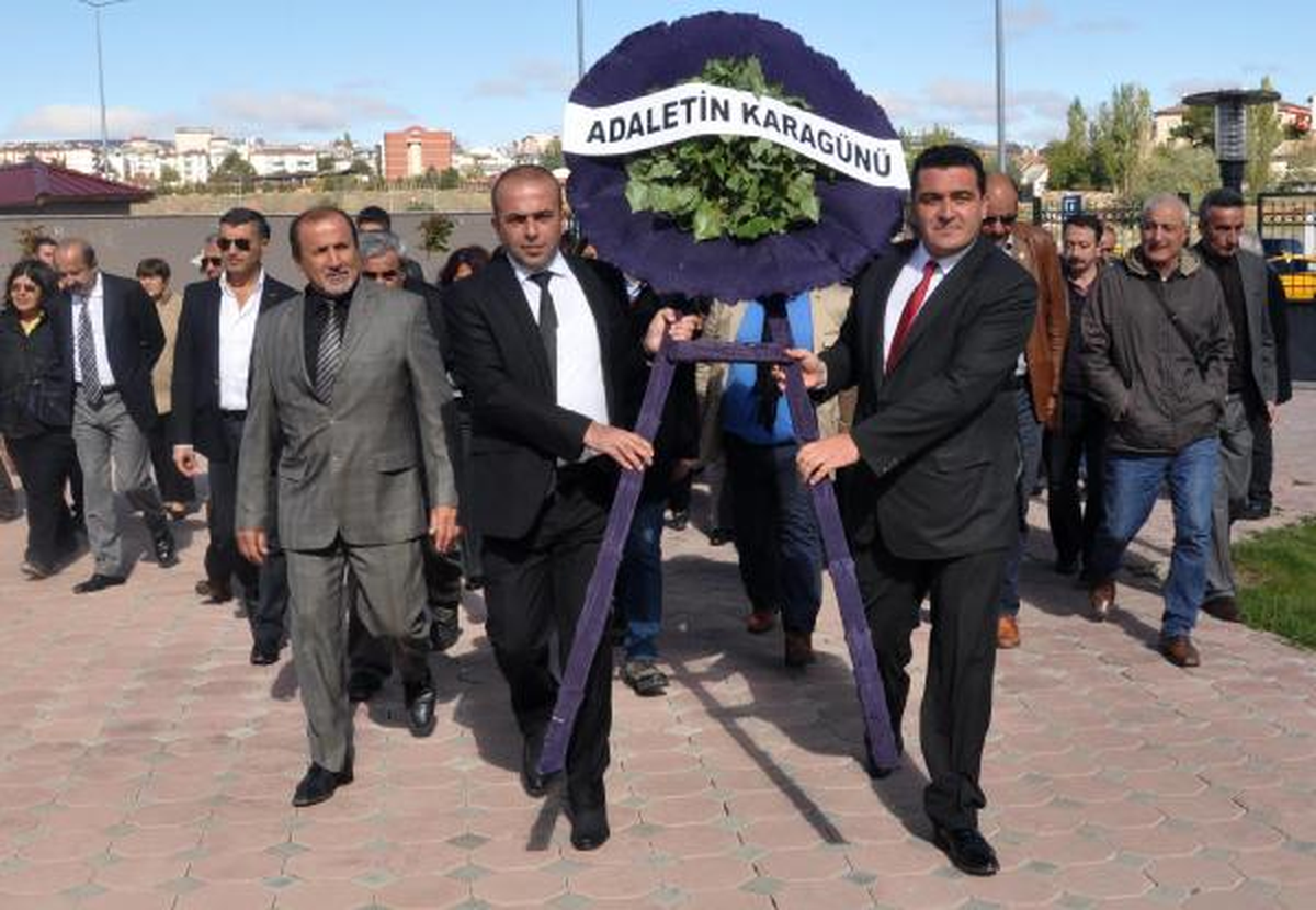 Sivas\'ta CHP\'lilerden Adliye Önüne Siyah Çelenk
