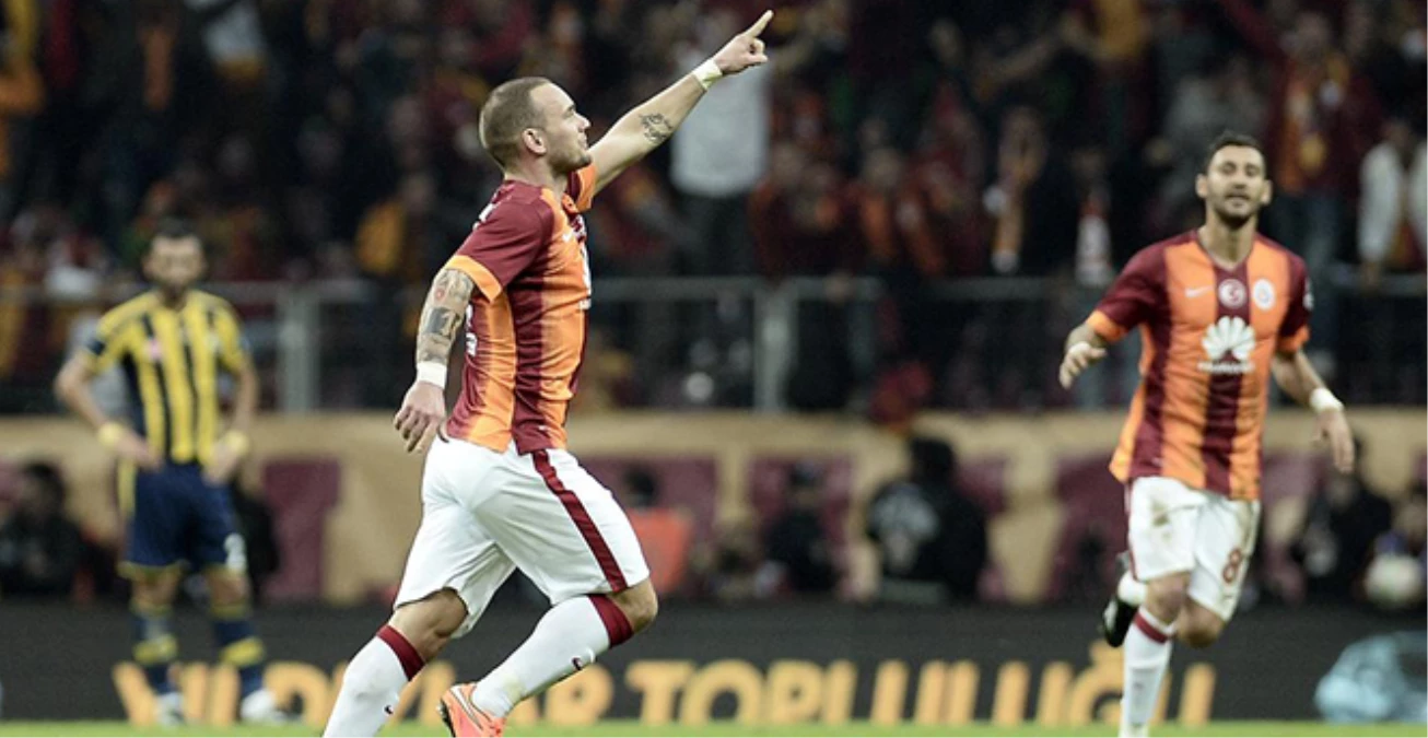 Sneijder, "Özür Dilerim Volkan" Şarkısıyla Arkadaşlarını Güldürdü