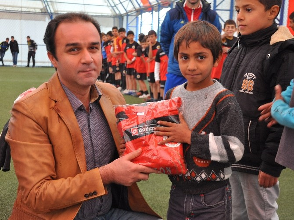 Tatvan\'da 120 Öğrenciye Kışlık Spor Malzemesi Desteği