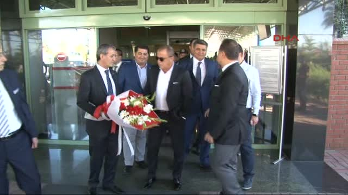 Terim\'e Adana\'da Çiçekli Karşılama