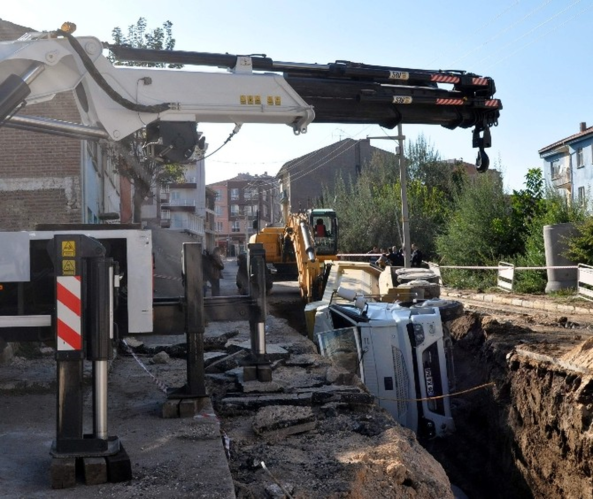 Toprak Yüklenen Kamyon Devrildi, Sürücü Yaralandı