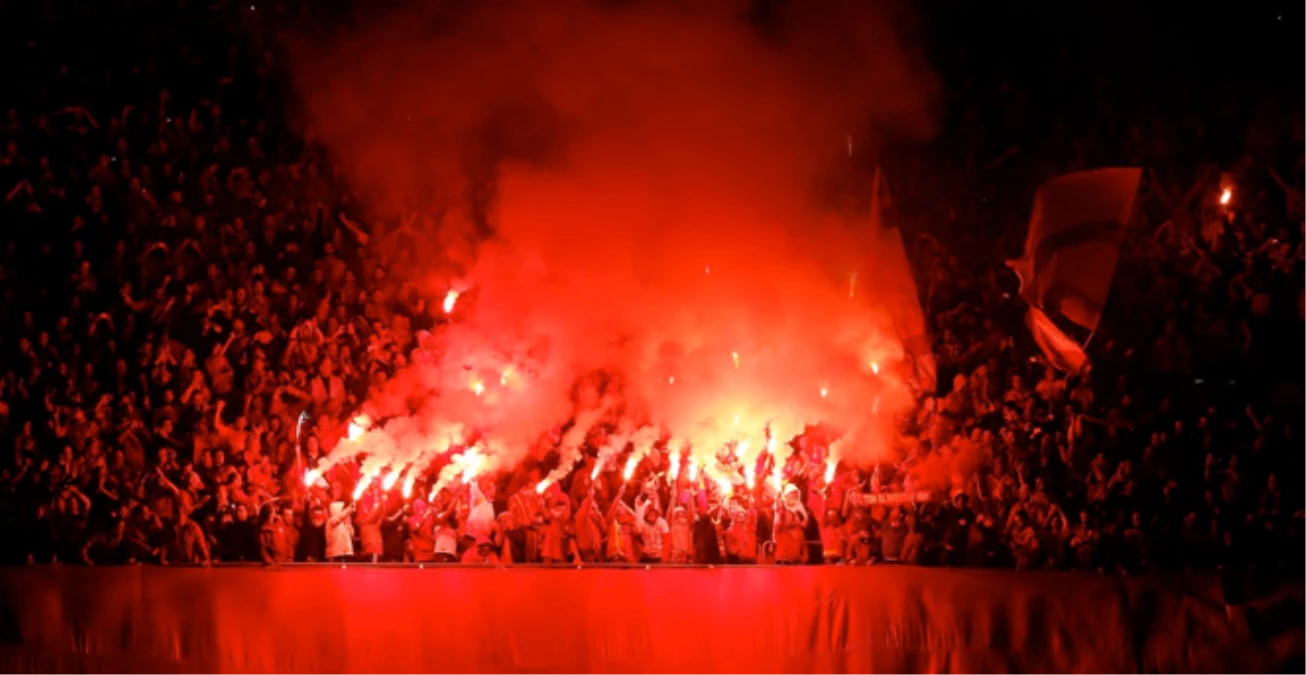 UEFA, Meşaleler Nedeniyle Galatasaray\'a 50 Bin Euro Para Cezası Verdi