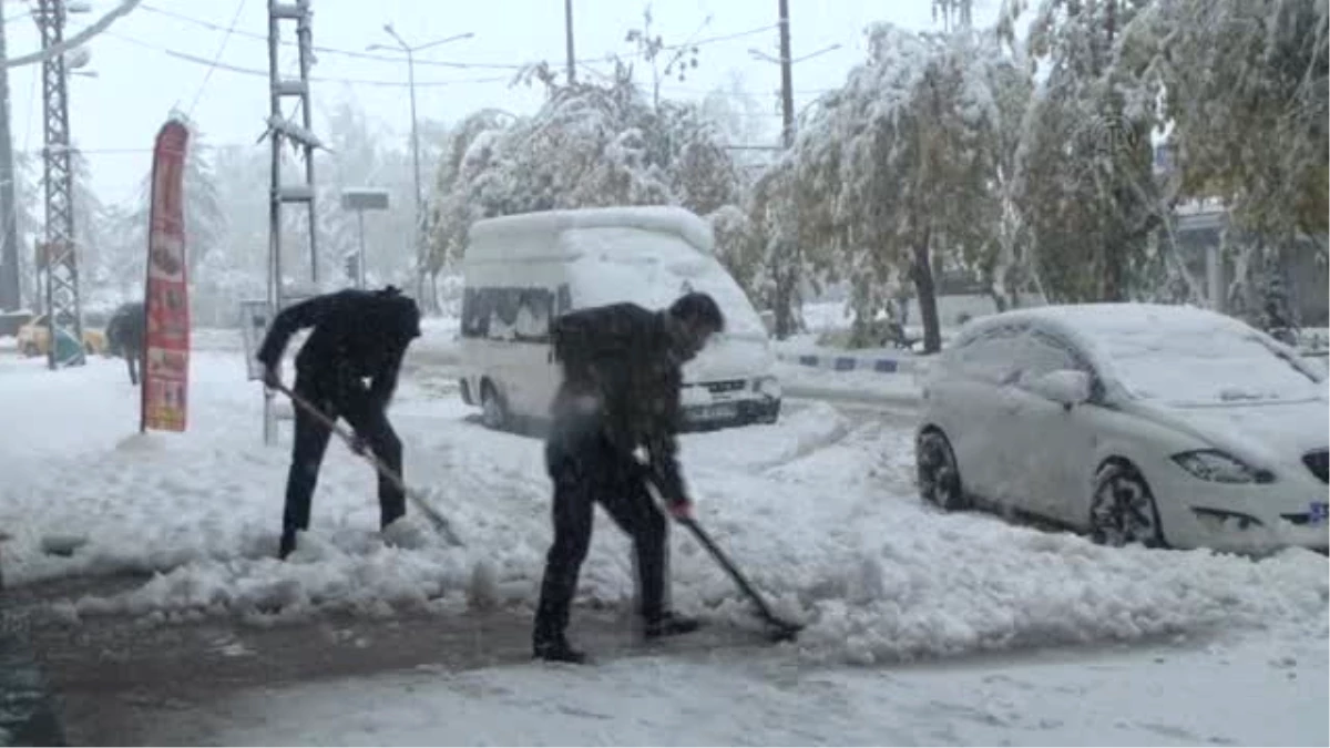 Yüksekova\'da Yoğun Kar Yağışı