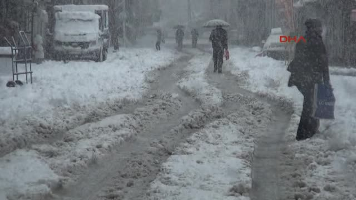 Yüksekova\'daki Kar Kalınlığı 20 Santimetreyi Buldu