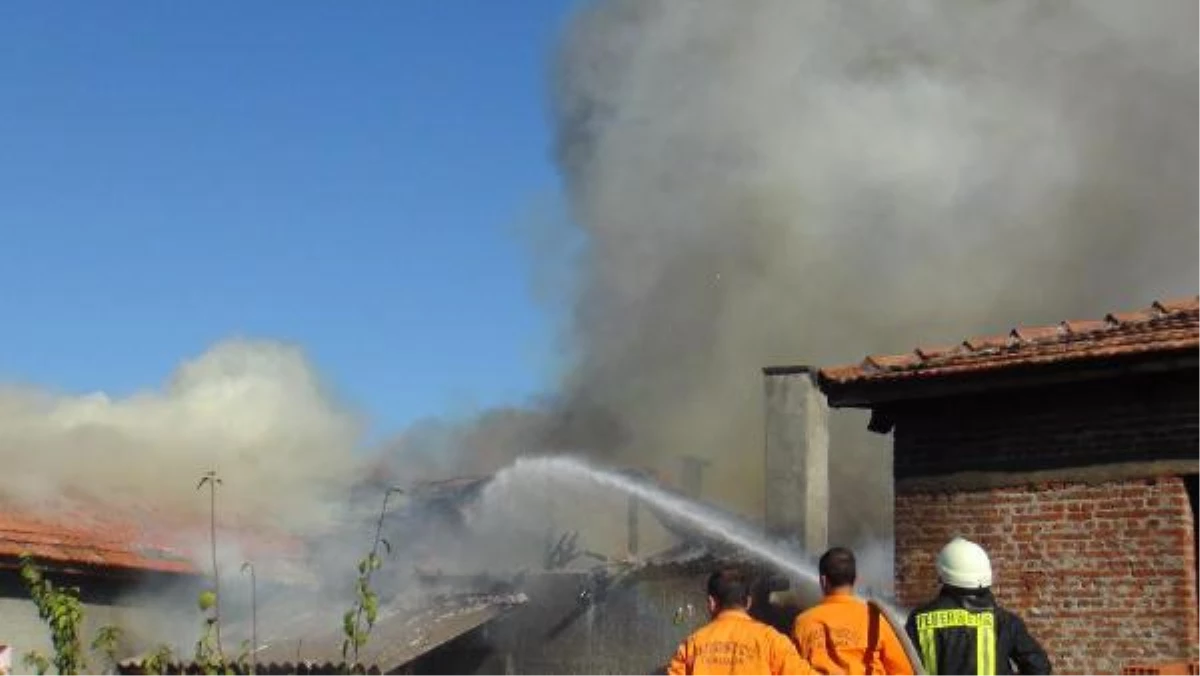 Altı Saman Deposu Olan İki Katlı Evde Yangın