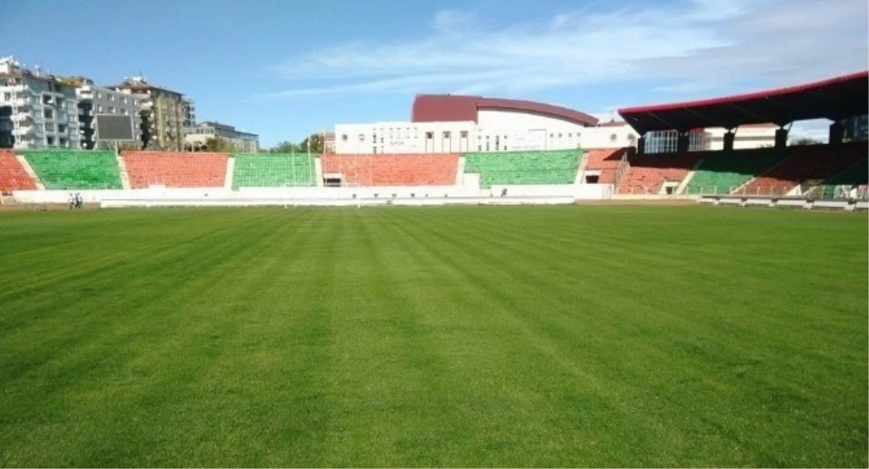 Atatürk Stadı\'nın Zemini Futbol İçin Elverişli Hale Getirildi