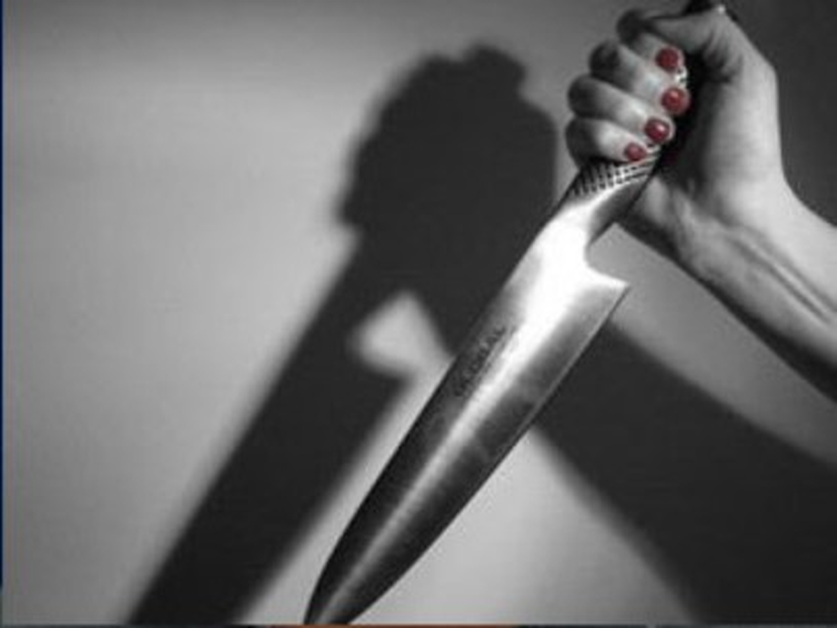 Kıskanç Kadın, Eşini Öldürüp Kendini İhbar Etti