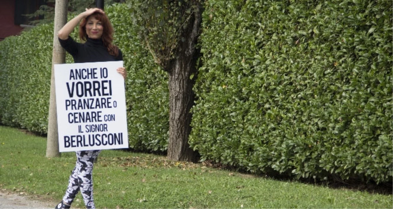 Berlusconi\'nin Evi Önünde Pankart Açan Türk Transeksüel