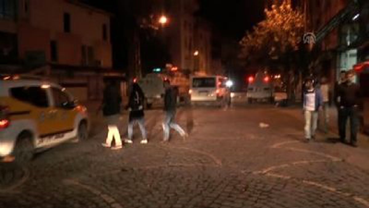 Diyarbakır\'da Yol Kapatan Göstericiler Ateş Açtı: 1 Polis Yaralı