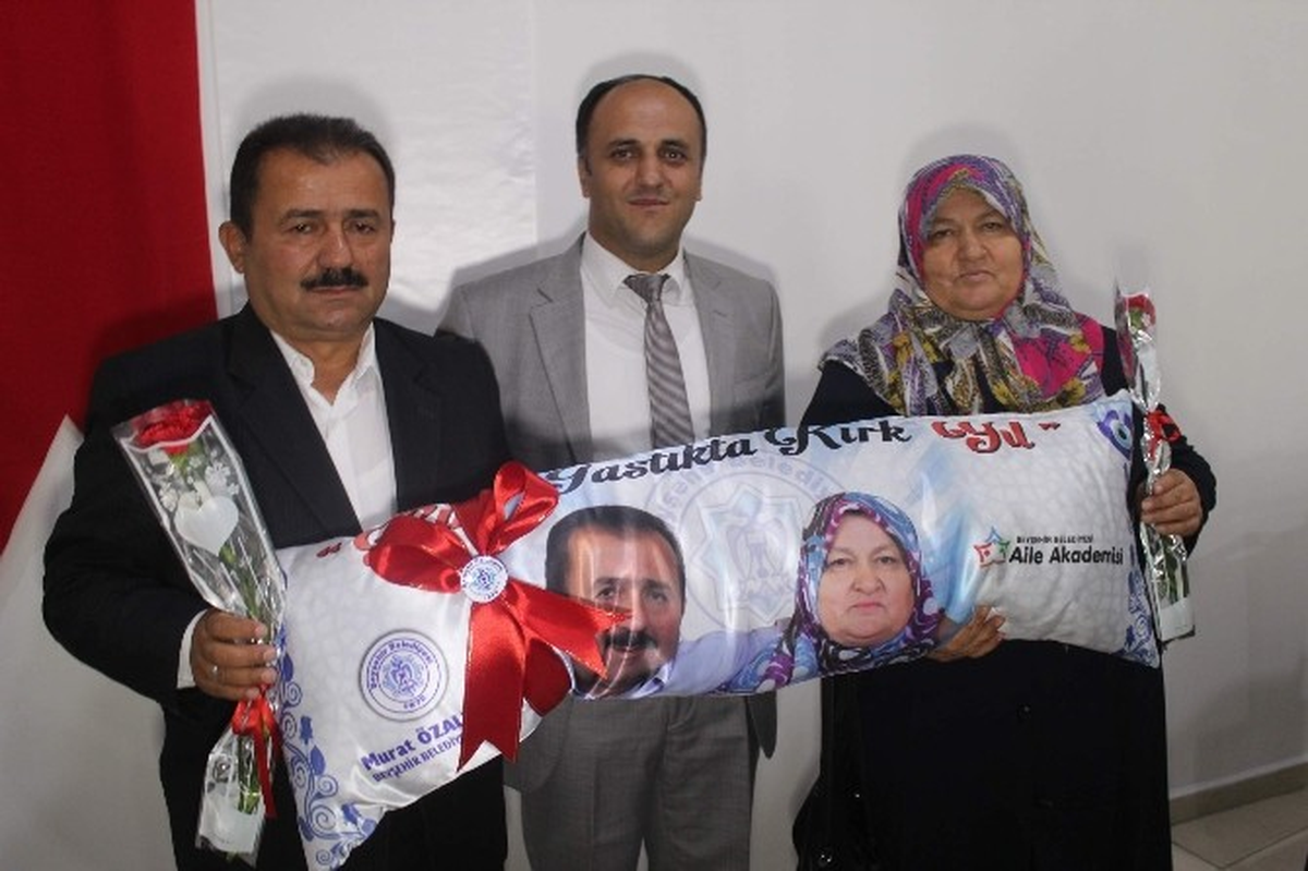 Evlilikte 40 Yılını Dolduran Çiftlere \'Yastık\' Jesti