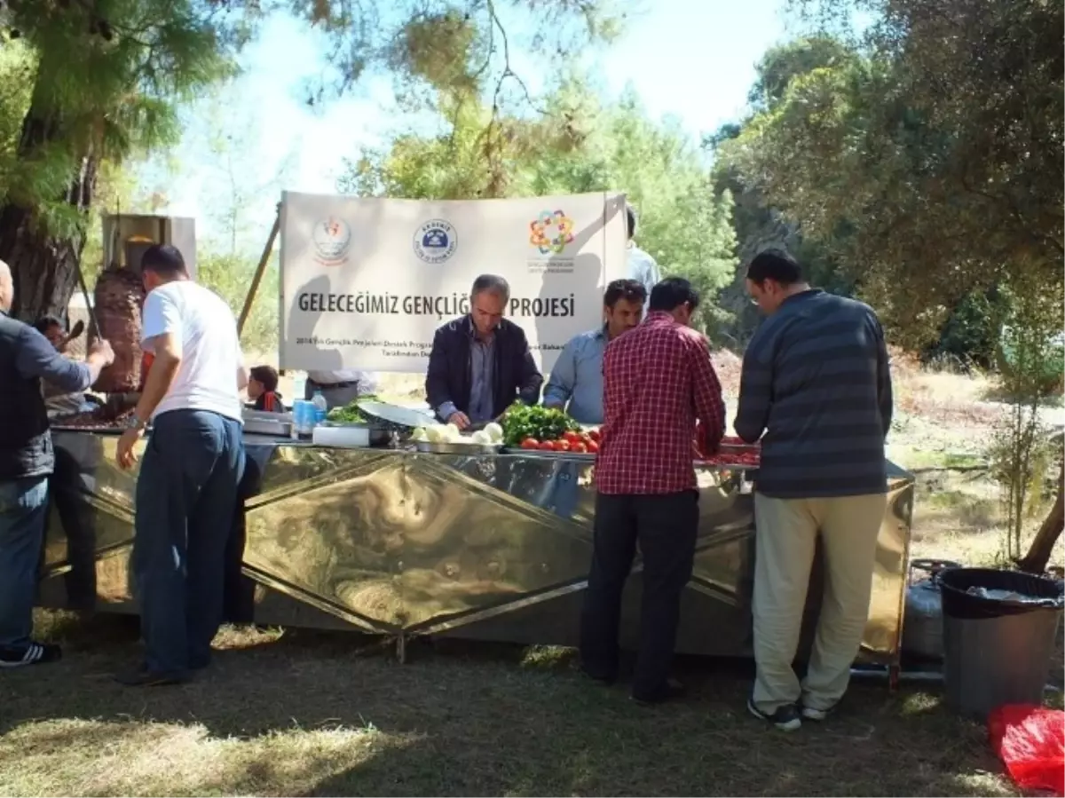 Geleceğimiz Gençliğimiz" Projesi Kapsamında Gençler Piknikte Buluştu