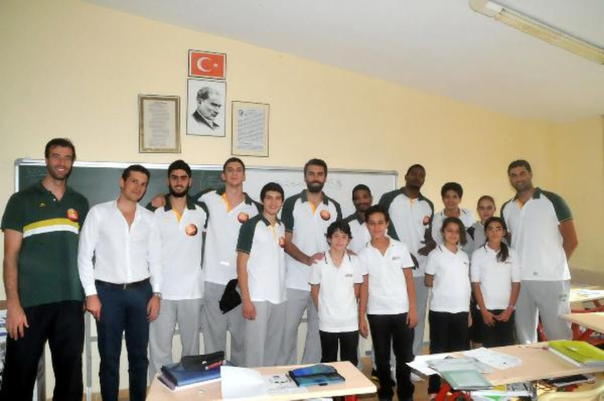 Gelişim Koleji Oyuncuları Öğrencilerle Bir Araya Geldi