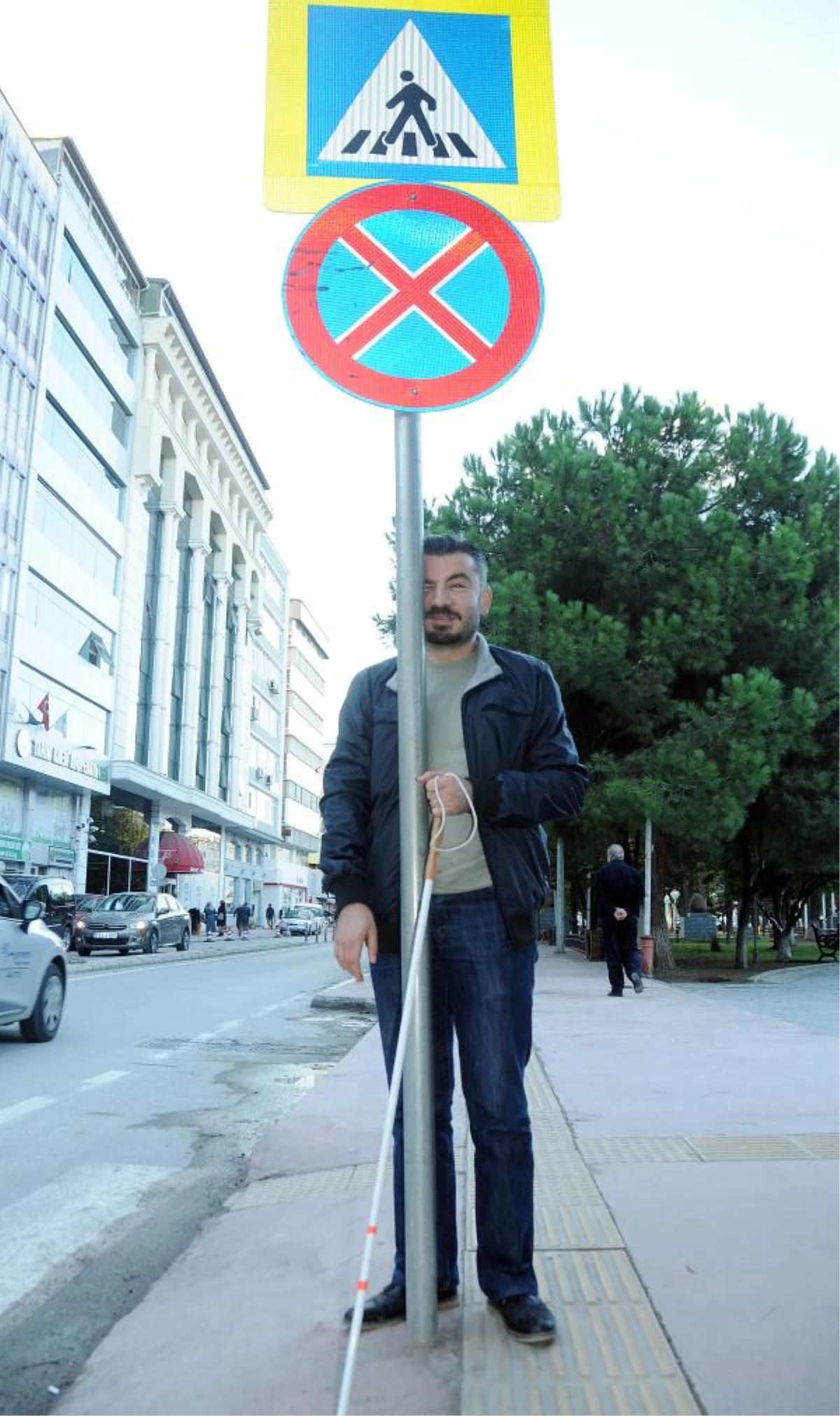 Görme Engelliden Kılavuz Yoldaki Engellere Tepki