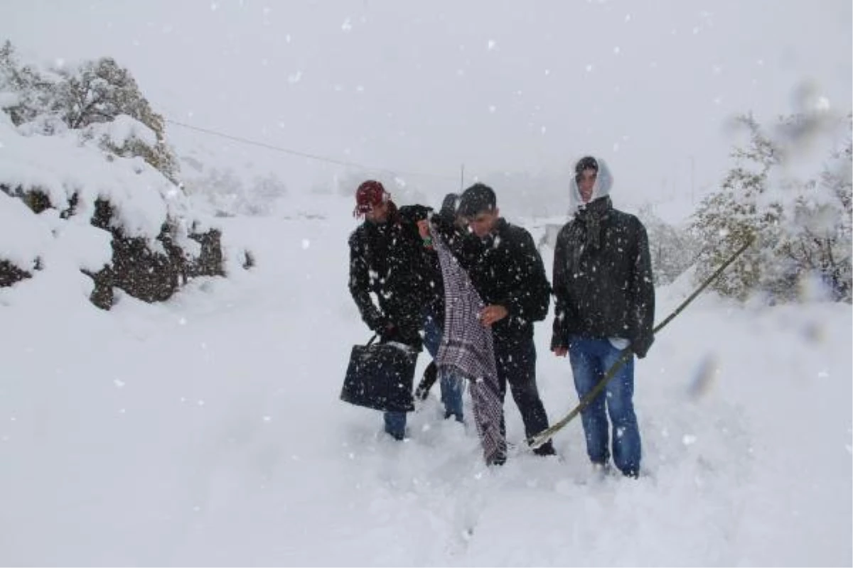 Hakkari\'de 27 Köy, 75 Mezranın Yolu Kardan Kapalı