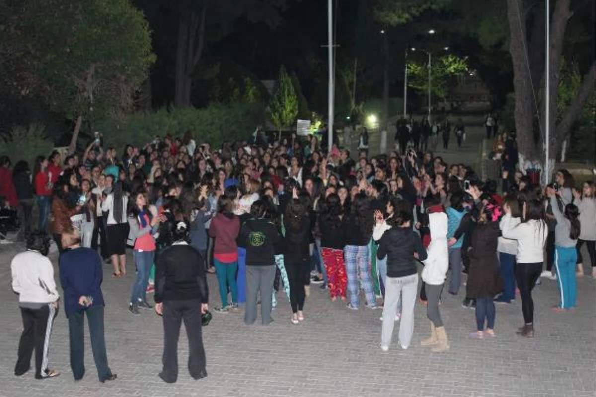 Ege Üniversitesi\'nde Pijamalı Protesto