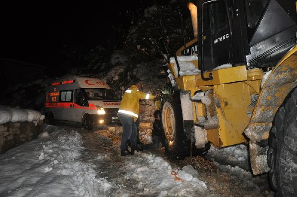 Mezradaki Hastaya 2 Saatlik Kar Mücadelesiyle Ulaşıldı