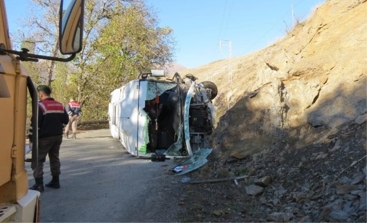 Öğrenci Servisi Devrildi: 15 Yaralı