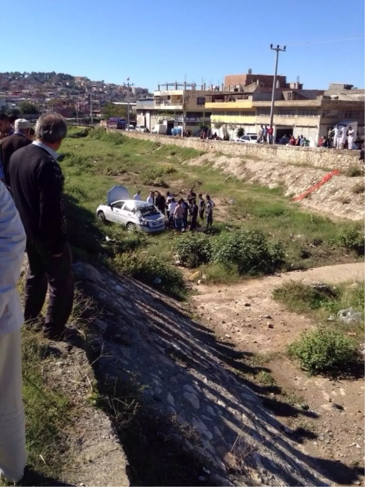 Hatay\'da Otomobil Kanala Uçtu: 1 Yaralı