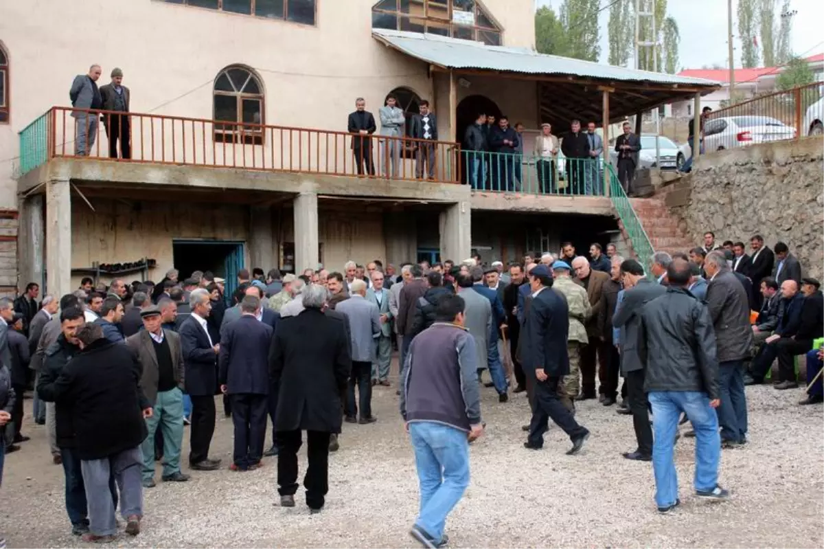 Hakkari Valisi Canbolat\'tan Sanatçı Aydın\'a Taziye Ziyareti