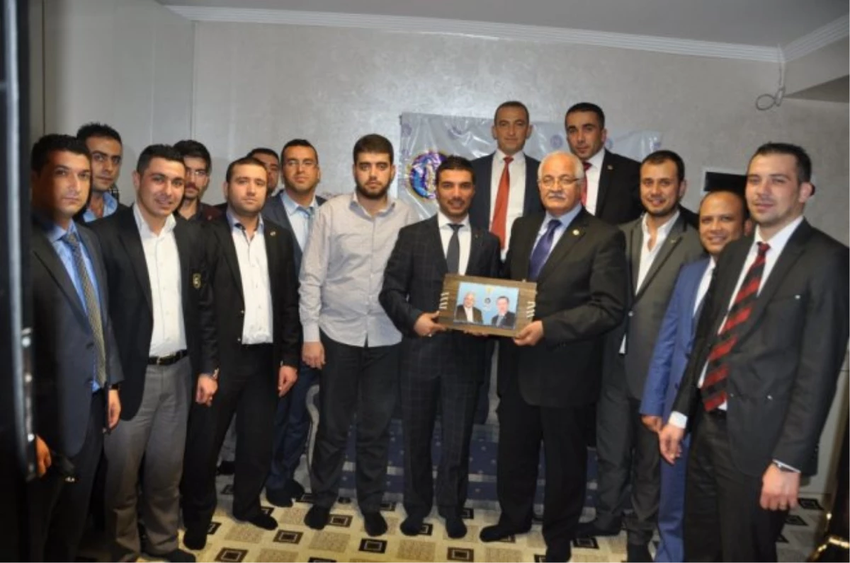 Ak Partili Erdoğan\'dan Genç Birlik Vakfı\'na Ziyaret