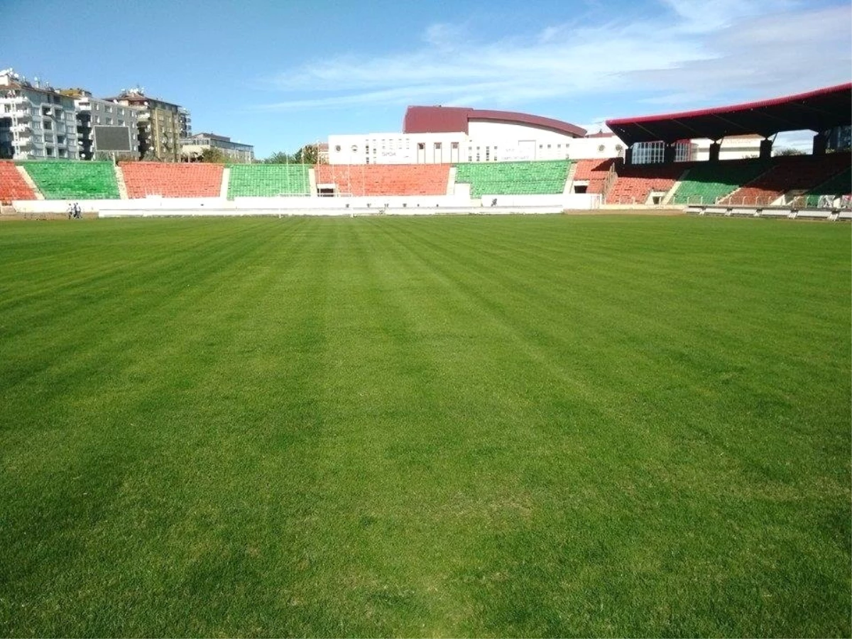 Atatürk Stadyumundaki Çim Zemin Tamam