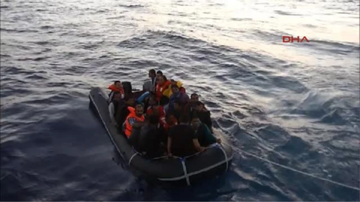 Botları Sürüklenen Kaçakları Sahil Güvenlik Kurtardı
