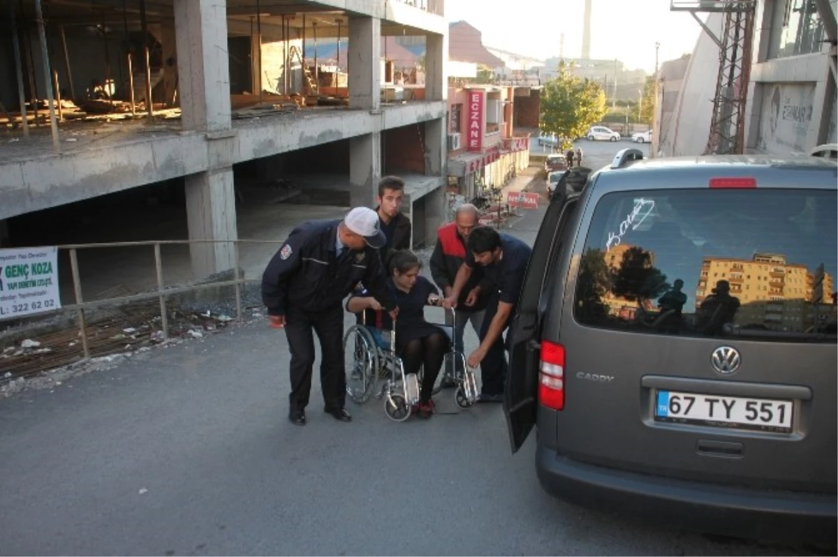 Zonguldak\'ta Çarptığı Öğrenciyi Eşiyle Birlikte Hastaneye Götürdü