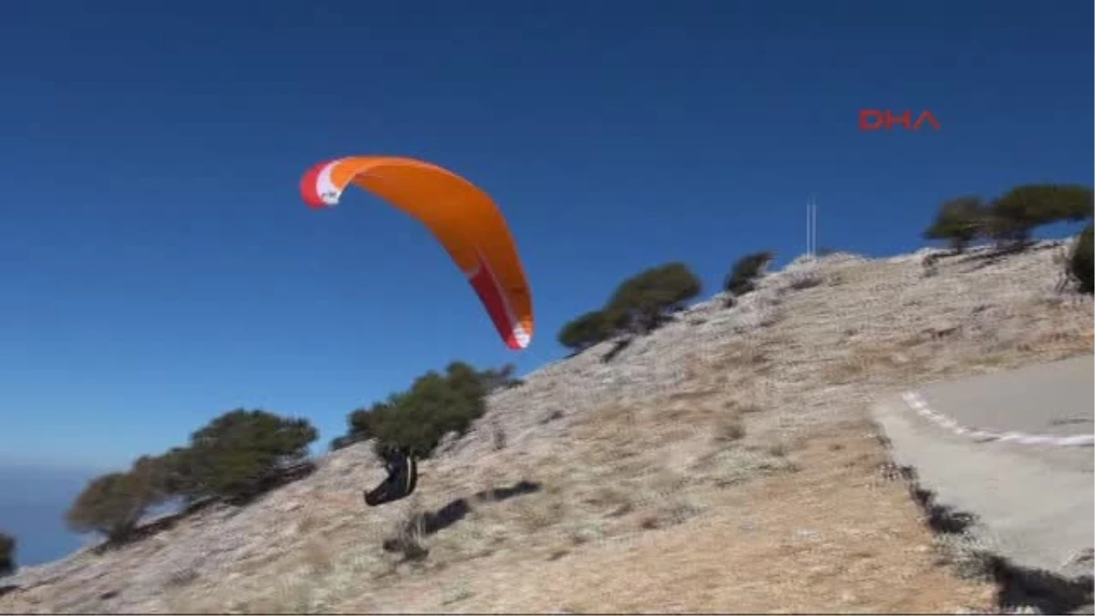 Kayalıklara Düşen Rus Paraşütçü, Piste Çıkıp Tekrar Atladı