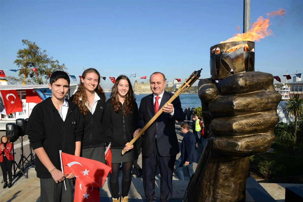 Kadıköy\'de Bayram Kutlamaları Meşale Yakma Töreni İle Başladı