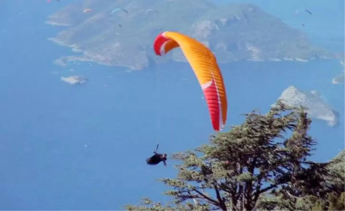 Kayalıklara Düşen Rus Paraşütçü, Piste Çıkıp Tekrar Atladı