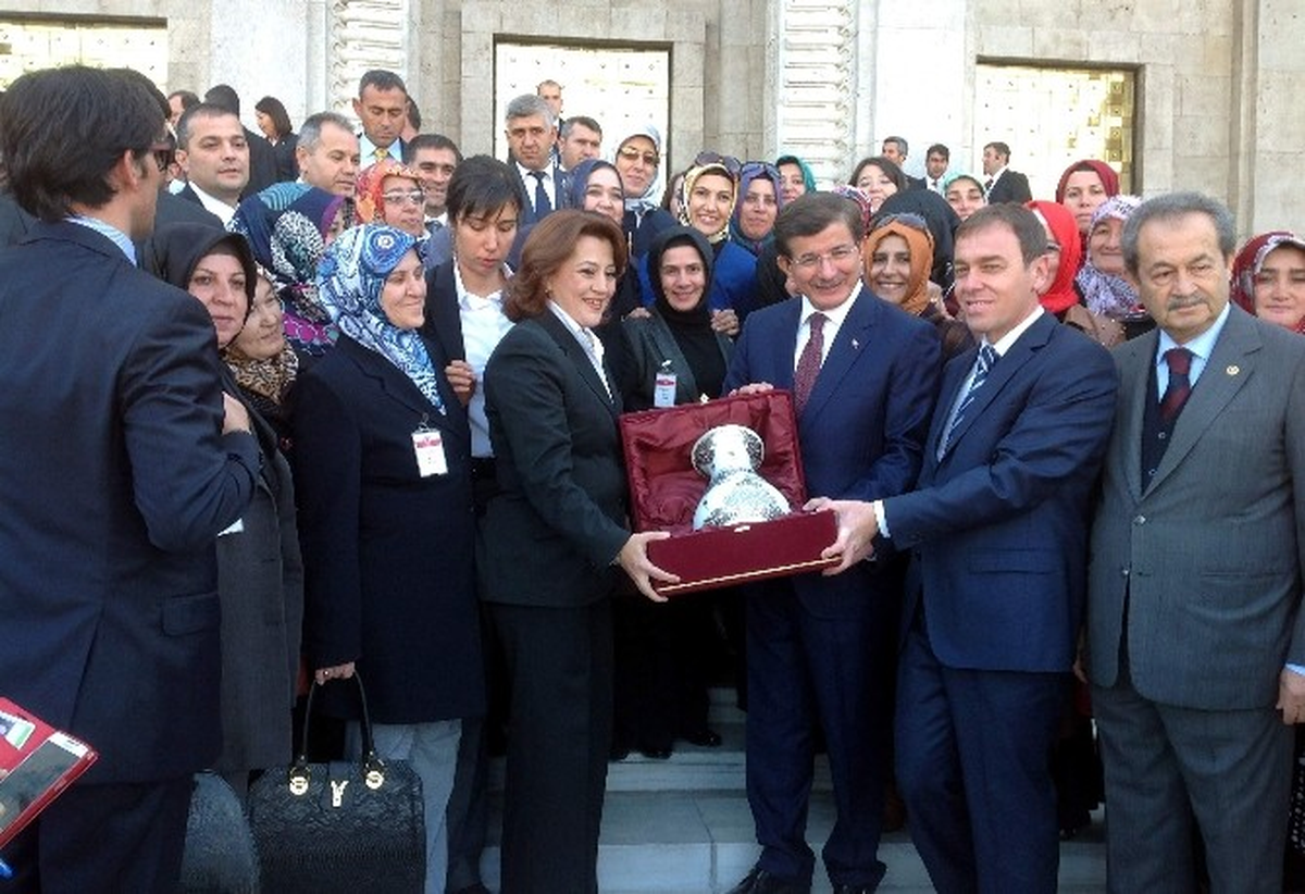 Kütahyalı AK Kadınlar Başbakan Davutoğlu\'nu Ziyaret Etti