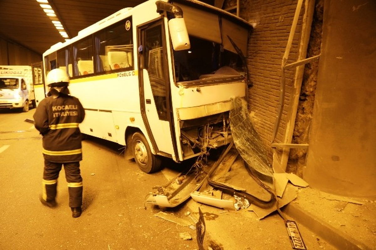 Servis Minibüsü Kaza Yaptı: Üç Yaralı
