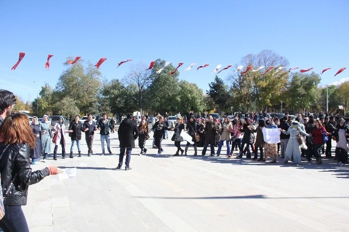 Erzurum\'da Üniversite Öğrencilerinden Halaylı Formasyon Eylemi