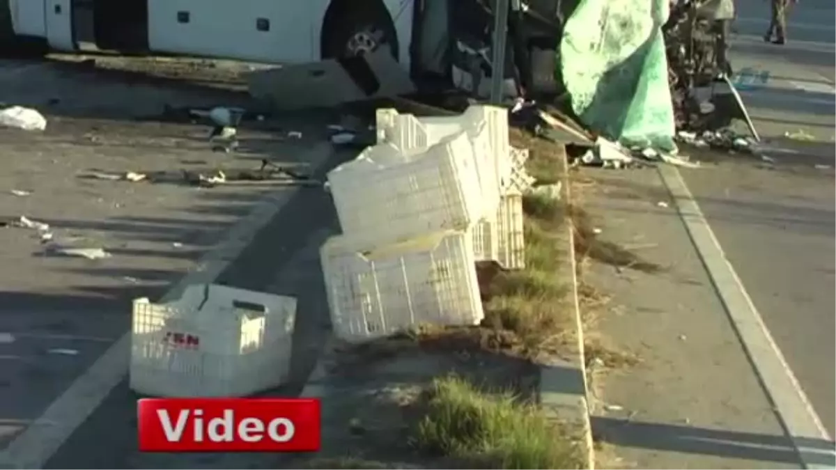 Yolcu Otobüsüyle Kamyon Çarpıştı: 2 Ölü, 16 Yaralı