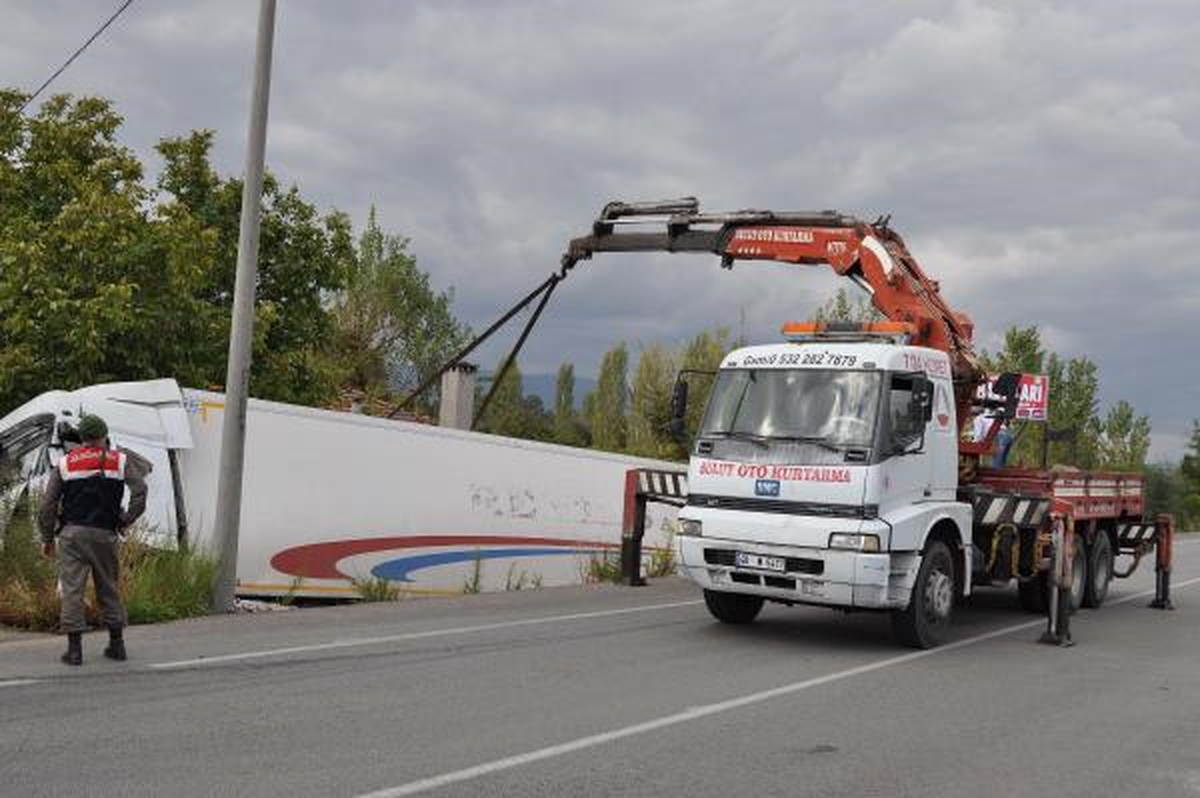 Köyceğiz\'de Yoldan Çıkan TIR\'ın Şoförü Yaralandı