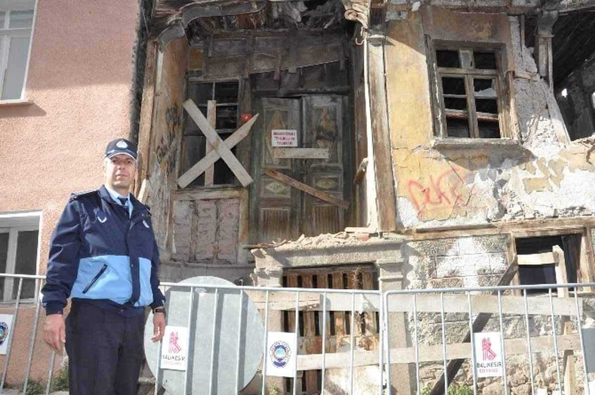 Balıkesir\'de Metruk Evler Tehlike Saçıyor