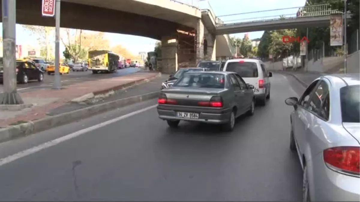 Barbaros Bulvarında Vinç Otomobilin Üzerine Devrildi, Yol Kapandı