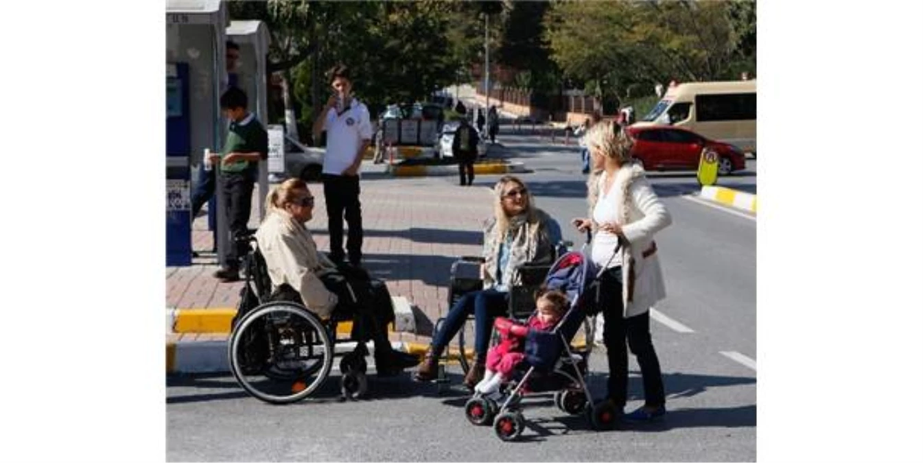 Başkan Eşi, Engelleri Aşmak İçin Tekerlekli Sandalyeye Oturdu