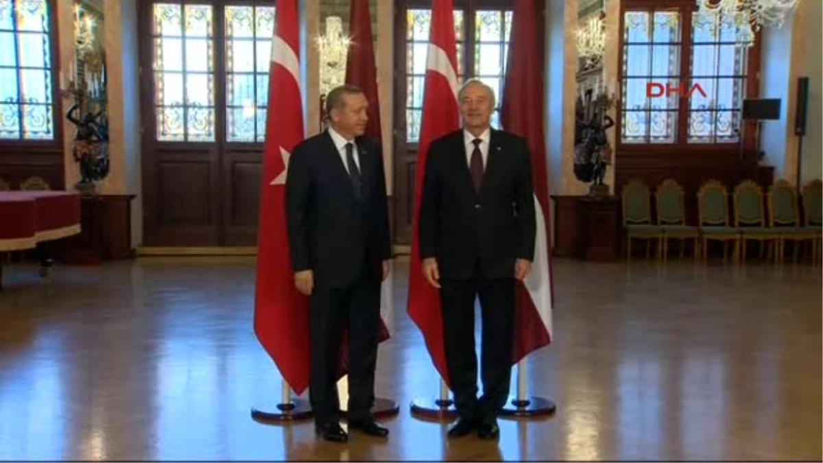 Cumhurbaşkanı Erdoğan, Letonya\'da Şeref Defterini İmzaladı