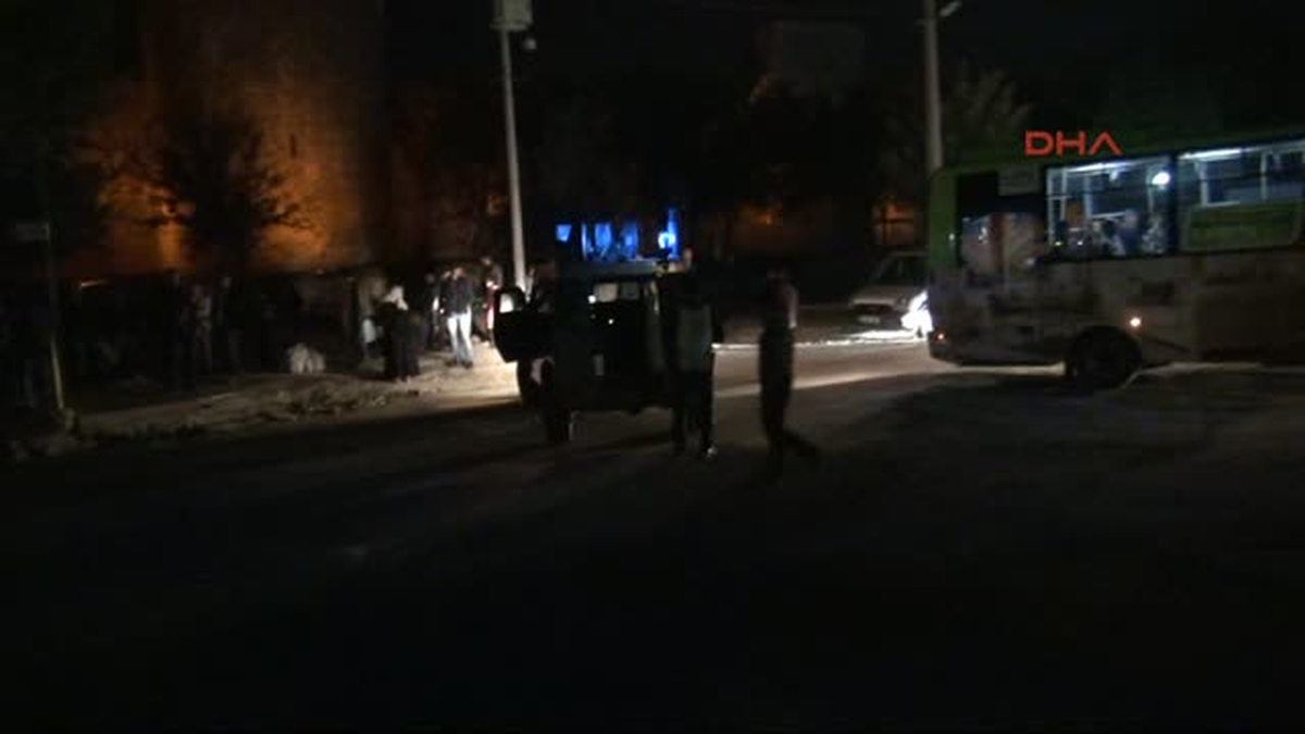 Diyarbakır\'da Bomba Yüklü Araç Alarmı