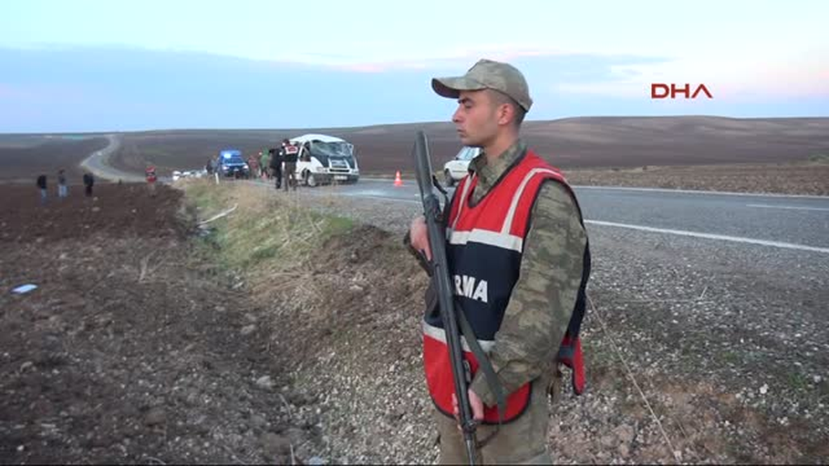 Diyarbakır\'da Öğrenci Servisi Devrildi: 11 Yaralı
