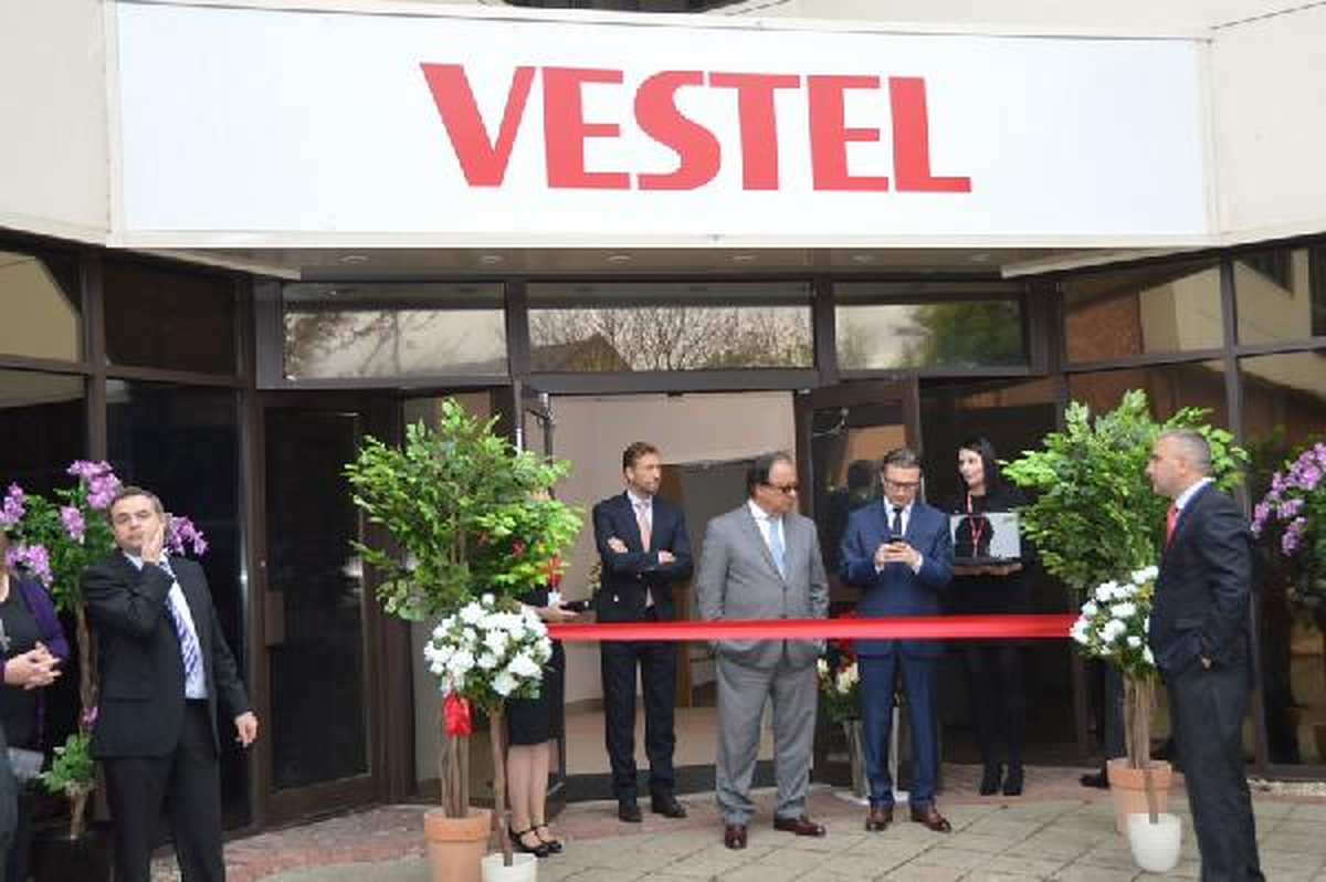 Zeybekci Londra\'da Vestel\'in Yeni Binasının Açılışını Yaptı