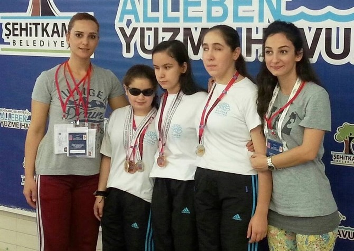 Engelli Sporcular Kupa Sevinçlerini Bozbey ile Paylaştı