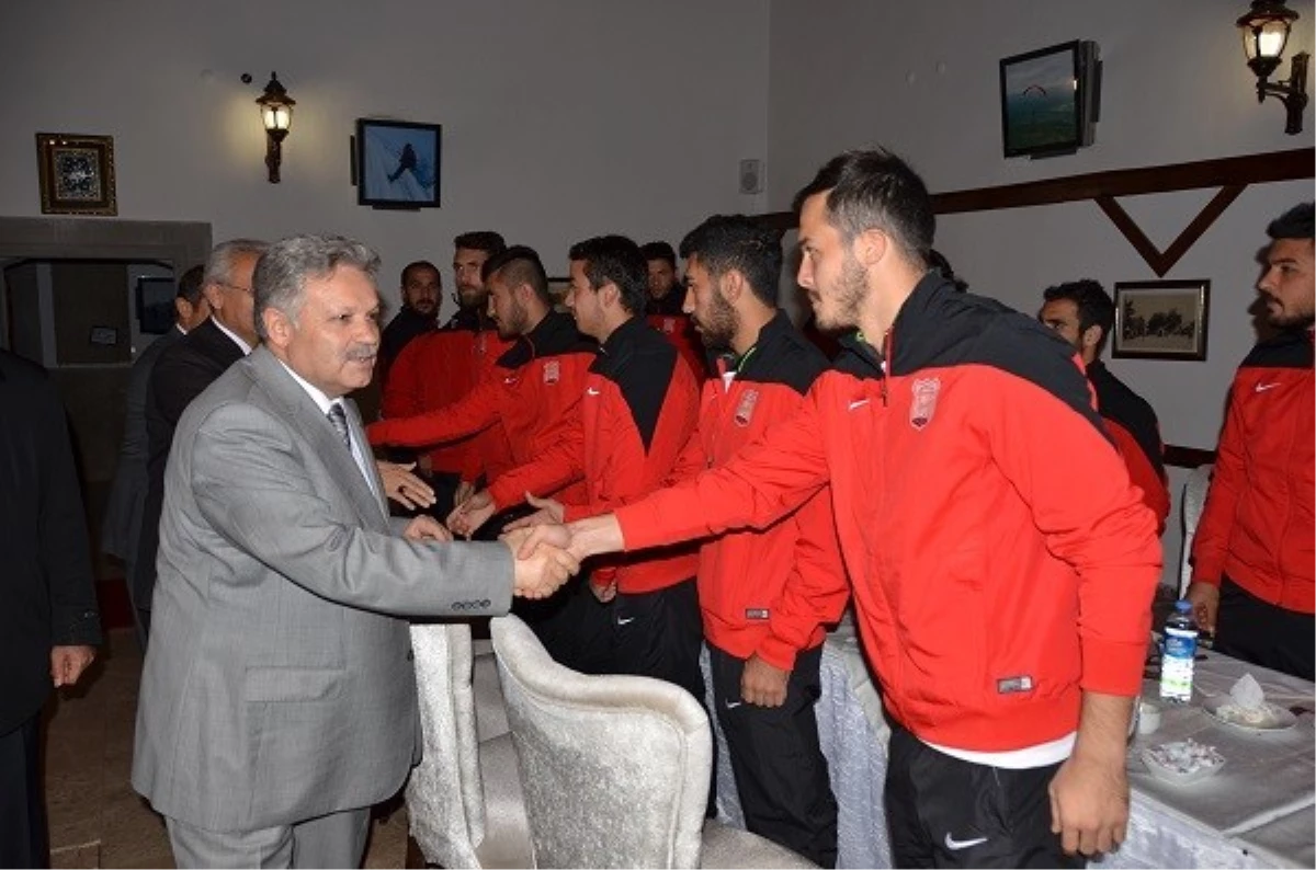 Erzincan Valisi Süleyman Kahraman Refahiye Sporun Sorunlarını Dinledi