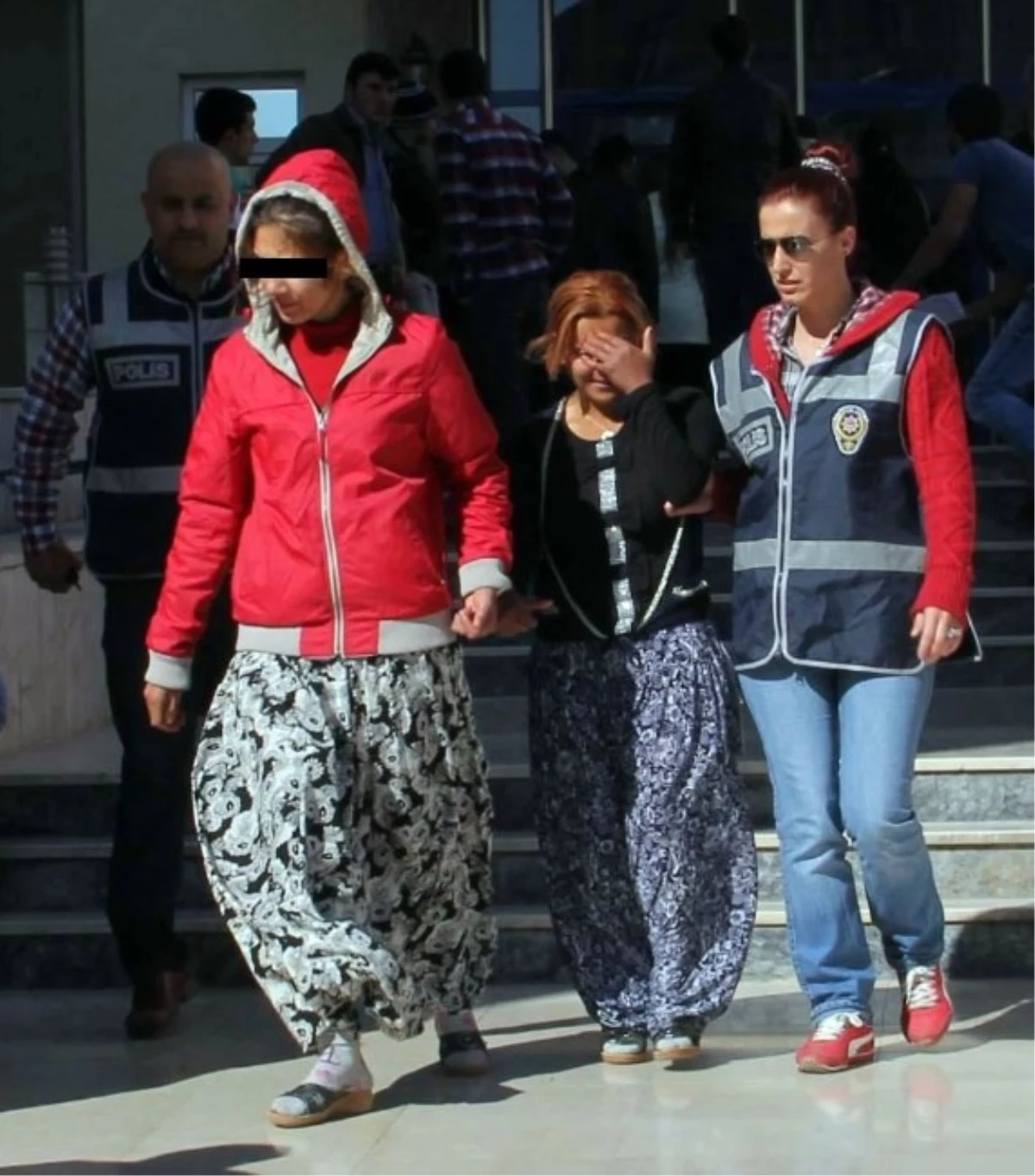 Evden Hırsızlık Yapan 3 Kadın Tutuklandı