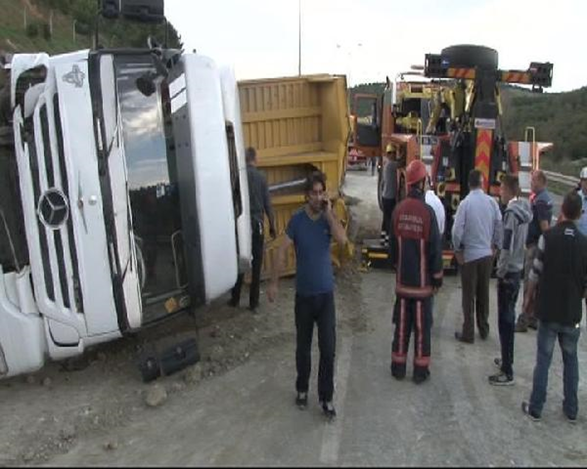 Göktürk'te Hafriyat Kamyonu Bariyerleri Parçaladı