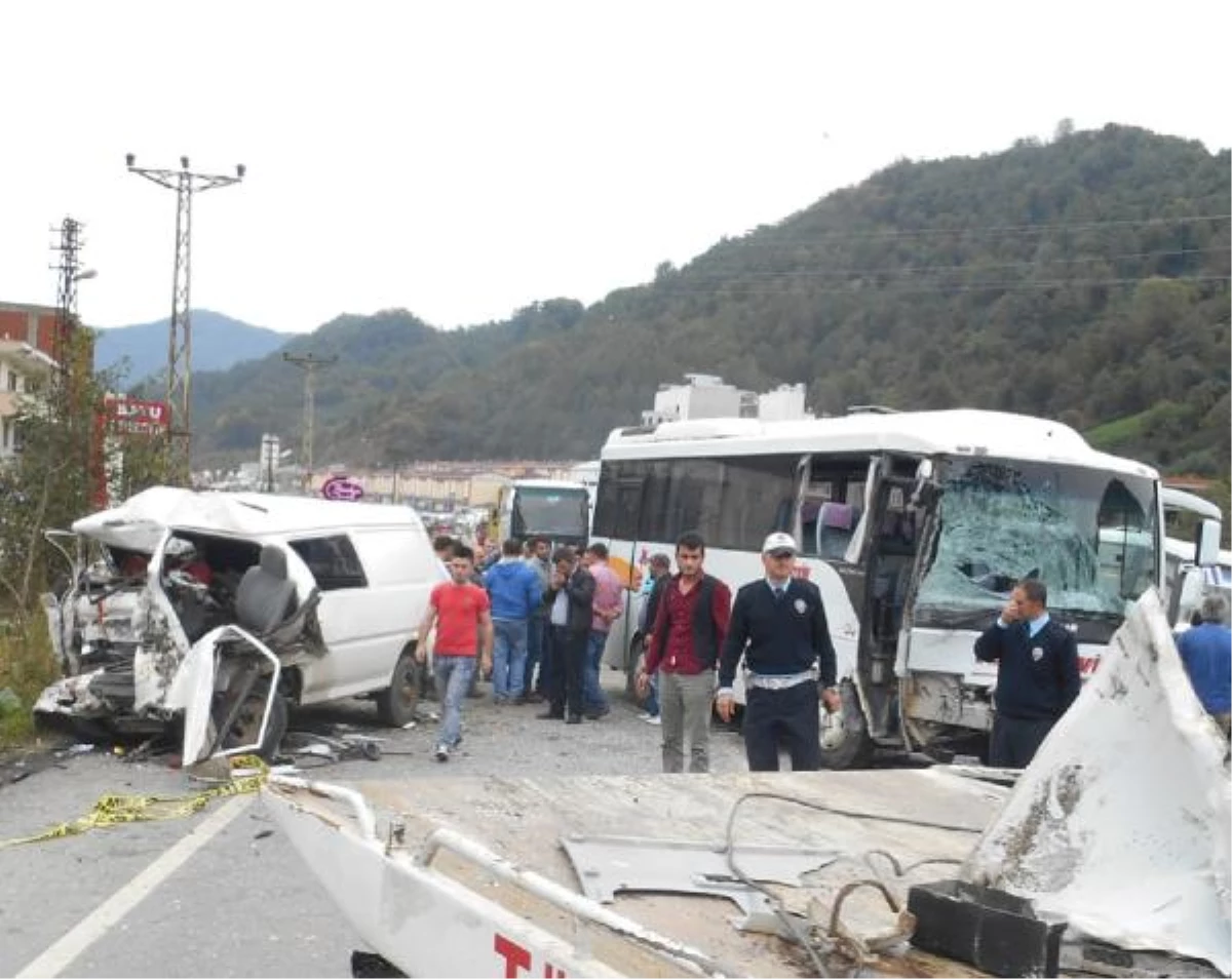 Hopa\'da Korkunç Kaza: 1 Ölü, 8 Yaralı