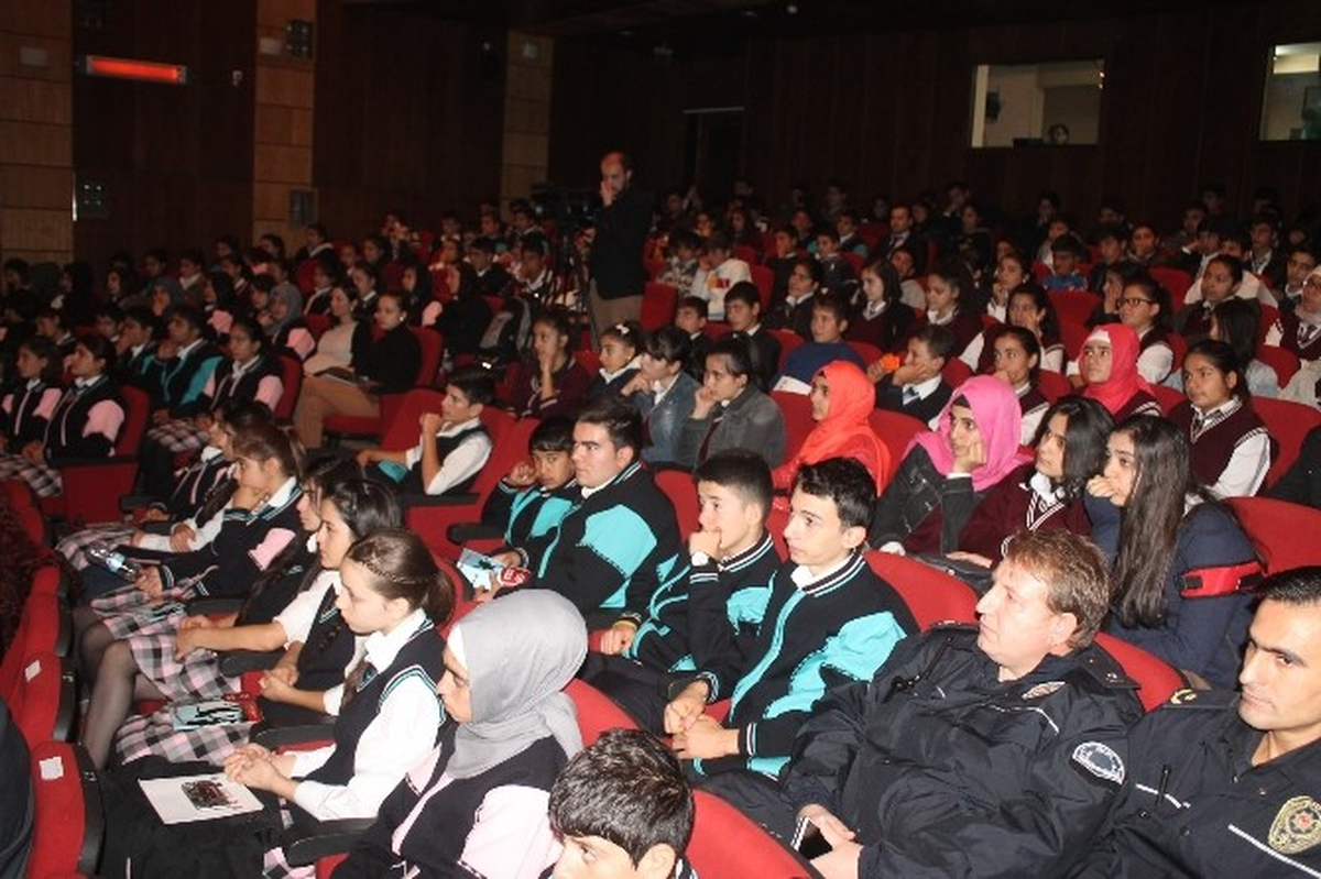 Iğdır\'da Tiyatro Gösterimi